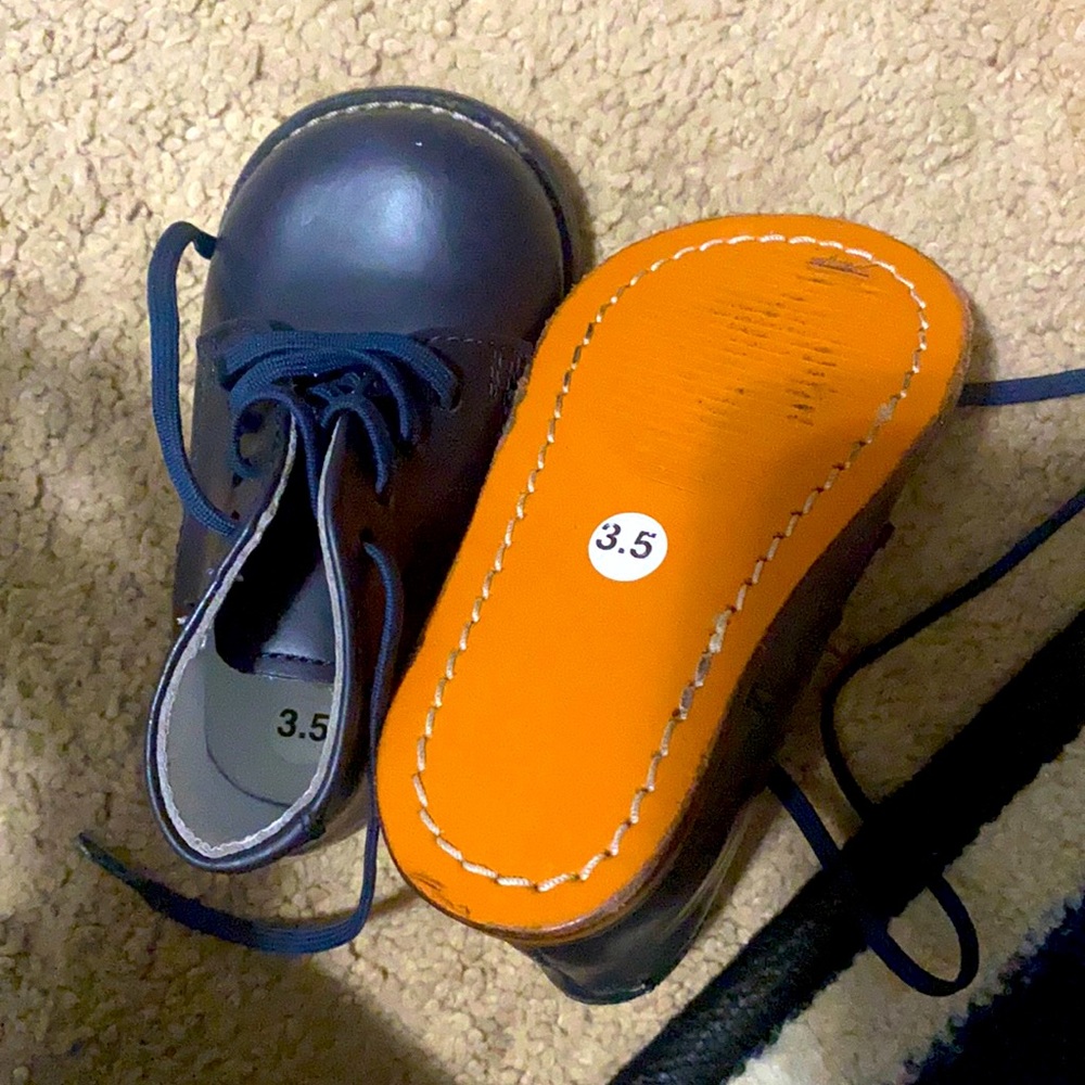 WALKING SHOES